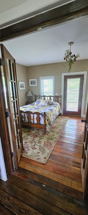 5 bedrooms, in-room safe, free WiFi, bed sheets -  the "LAKE HOUSE" - PONTOON INCLUDED (Middleville)