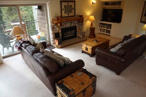 Smart TV, fireplace, DVD player, books - Penthouse Ski Condo at the
Base of Peak 9 Wifi free parking (Breckenridge)