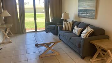 TV connectée, lecteur de DVD, livres