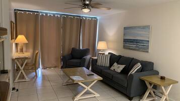 TV connectée, lecteur de DVD, livres