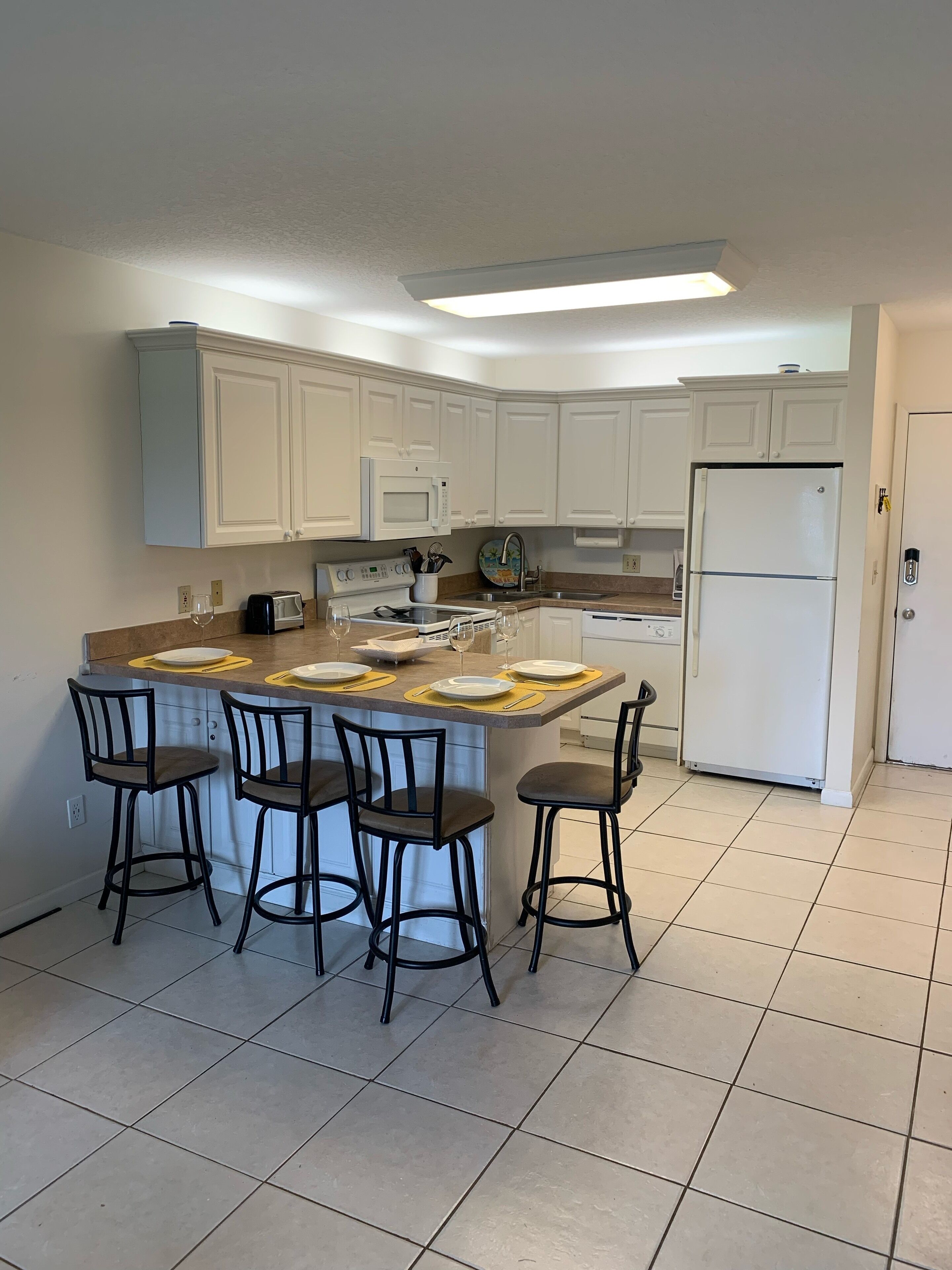 Réfrigérateur, micro-ondes, four, plaque de cuisson