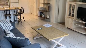 TV connectée, lecteur de DVD, livres