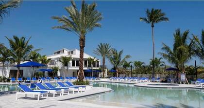 Hermoso Ocean Village - Ocean Villas en el hoyo uno del piso inferior del campo de golf