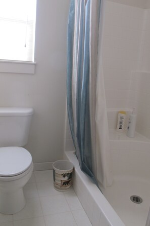 Badewanne, Haartrockner, Handtücher, Seife