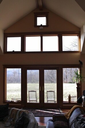 Smart TV, fireplace, DVD player - Natural Beauty With Luxury Accommodations (Mill Run)