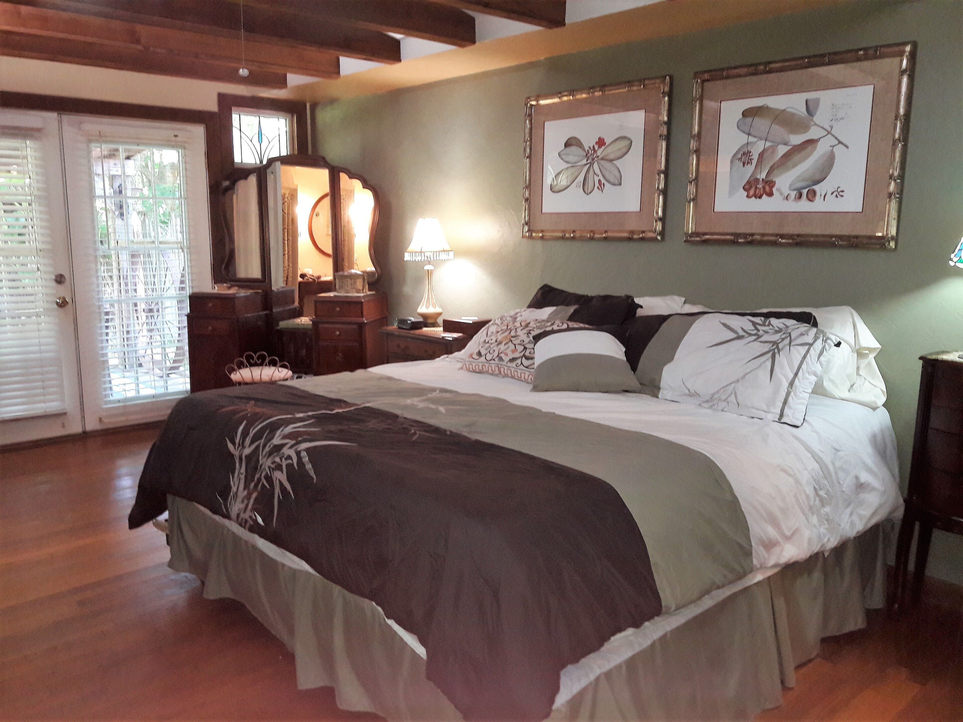 2 slaapkamers, een bureau, een strijkplank/strijkijzer, wifi