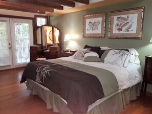 2 bedrooms, desk, iron/ironing board, WiFi - Look No Further! Very Charming. 2 Miles From Kemah BoardWalk. Pet Friendly! (Bacliff)