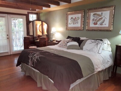 Look No Further! Very Charming.  2 Miles From Kemah BoardWalk. Pet Friendly!