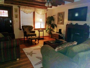 Smart-TV, peis, DVD-spiller og stereoanlegg