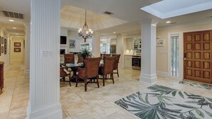 A spacious dining area with a chandelier, a large wooden dining table, and chairs. - 3rdRowOcean Palmetto Dunes Dog Friendly Home w/ FREE Pool/Spa Heat Seasonally (Hilton Head Island)