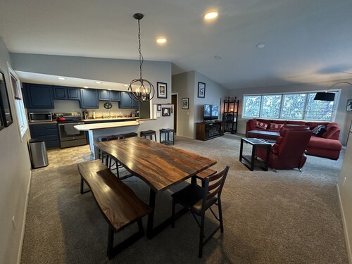 Base of Alyeska, walk to attractions, beautiful vacation home, private sauna!