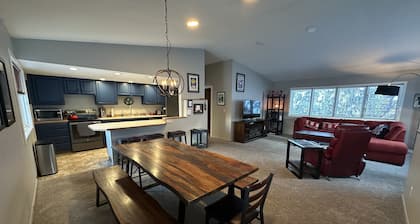 Base of Alyeska, walk to attractions, beautiful vacation home, private sauna!