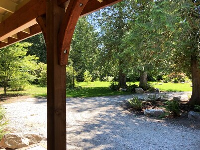 Rhody House: North Cascades Comfort in the Woods