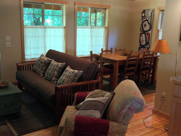 Smart TV, chimenea y libros 