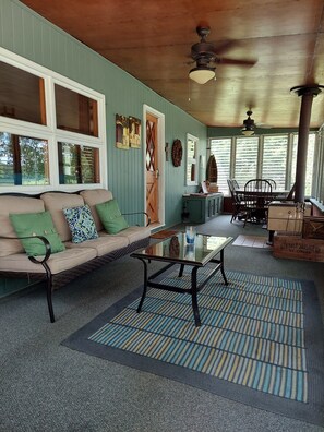 Télévision, lecteur de DVD, livres, vidéothèque