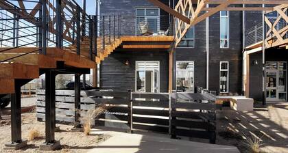 Sunny Chic Baca Railyard Retreat: Balcony + Full Kitchen + Laundry
