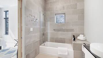 Secador de pelo, toallas, jabón, shampoo