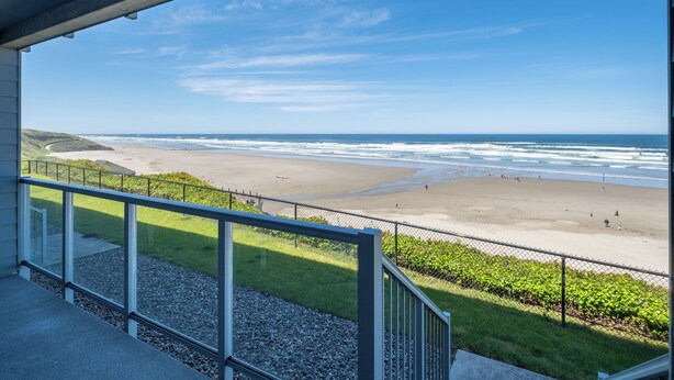 A balcony with a view of a beach and ocean. - Sands Lookout at Nye Beach - Beach front,Easy access condo with great ocean view (Newport)