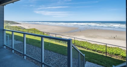 Sands Lookout at Nye Beach - Beach front,Easy access condo with great ocean view