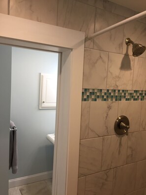 Secadora de cabello, toallas, jabón, papel de baño 