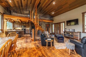 Smart-TV, DVD-spiller, stereoanlegg og kontorer