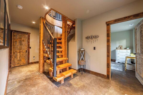 Una escalera de madera con diseño en espiral que lleva a un piso superior.