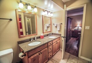 Combined shower/bathtub, hair dryer, towels, soap - GET YOUR SNOW GEAR ON,WOLF CREEK SKI PARK'S OPEN!STARLINK WIFI,COMFY,CLEAN CONDO (Pagosa Springs)