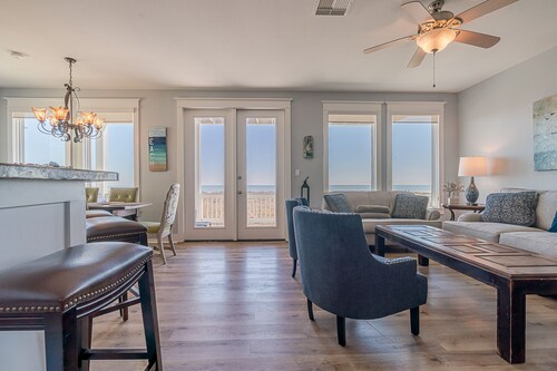 BEACH FRONT!  The Happy Mullet: Surf, Sun, the Perfect House and Ms. Pac Man