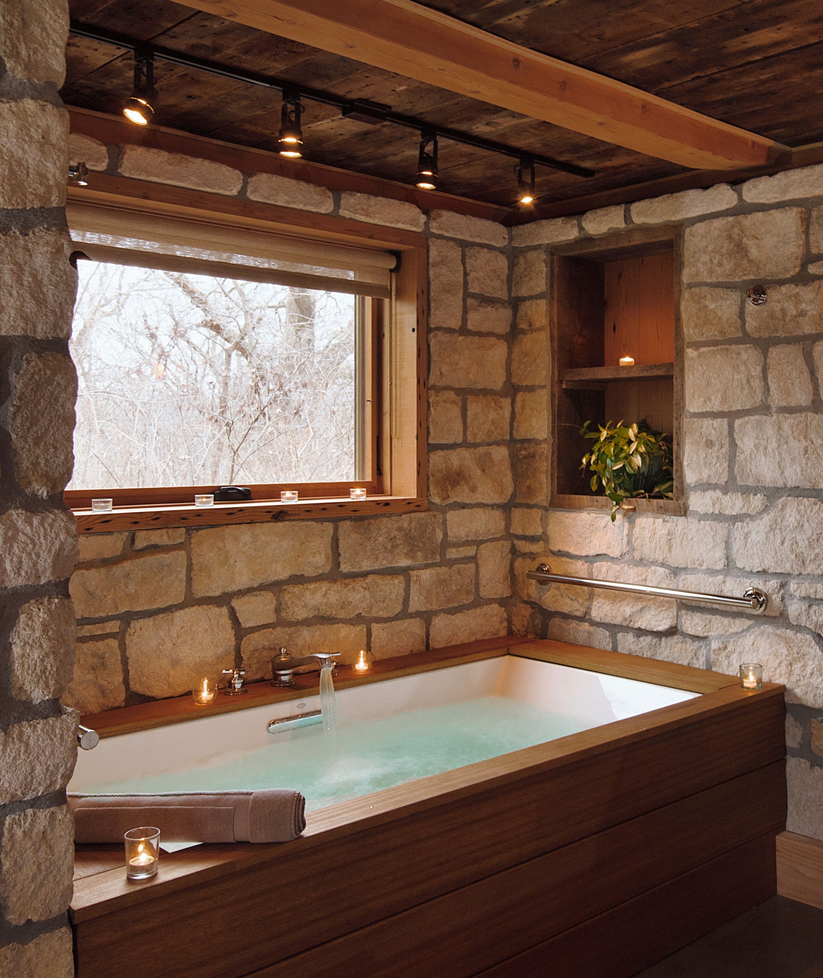 Een bubbelbad,  milieuvriendelijk toiletgerief, een haardroger