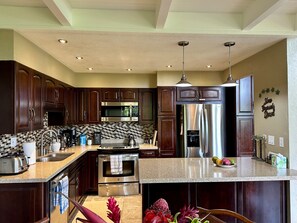 Fridge, microwave, oven, stovetop - 15 Reasons Our Guests Never Want to Leave (Princeville)