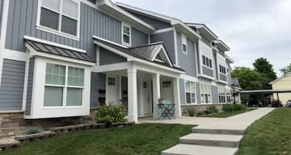 Äskettäin rakennettu huoneisto kadun toisella puolella sairaalasta