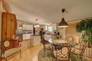 Dining - River Hollow Retreat (Center Point)