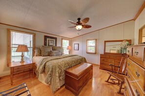 4 bedrooms, iron/ironing board, WiFi, bed sheets - River Hollow Retreat (Center Point)