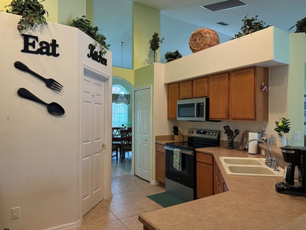 Jääkaappi, mikroaaltouuni, uuni, liesi