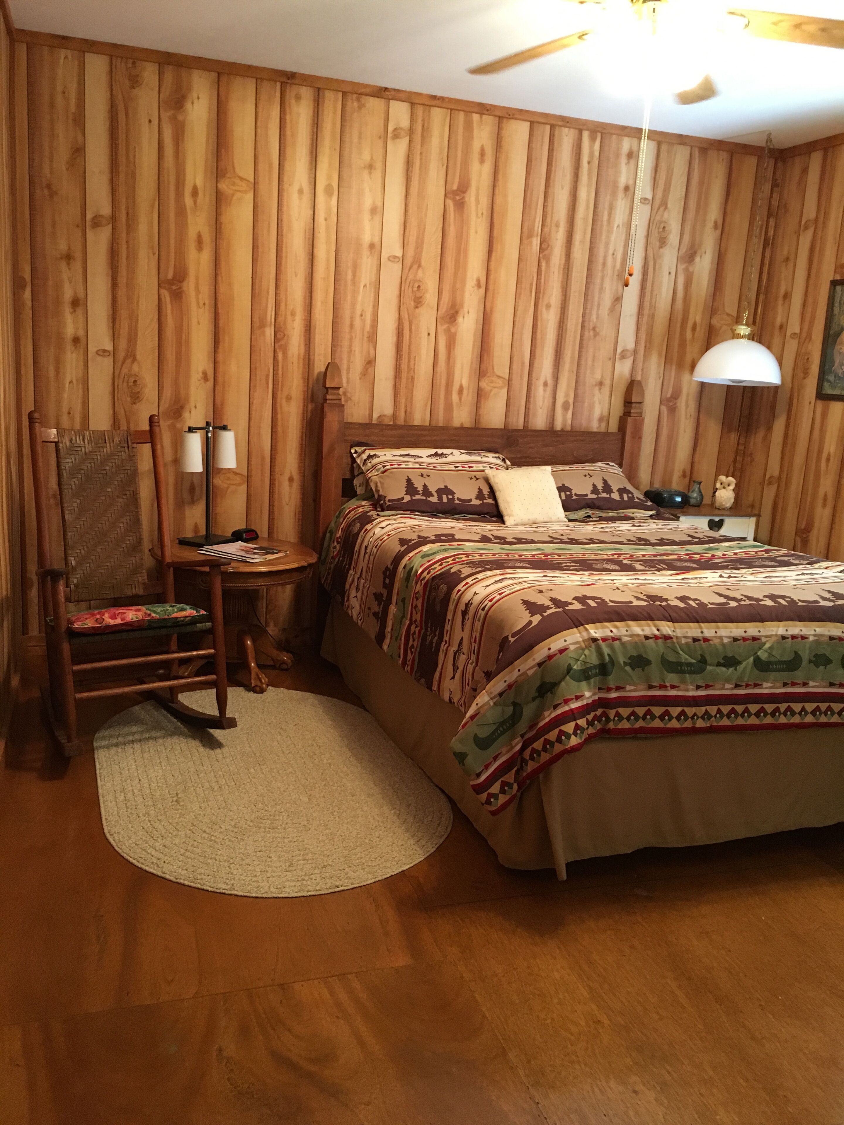 2 habitaciones, tabla de planchar con plancha y ropa de cama 