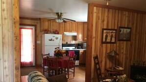 Un interior de madera acogedor con comedor, cocina y sala de estar.