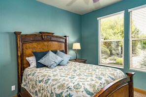 5 quartos, ferros/tábuas de passar roupa, berço de viagem