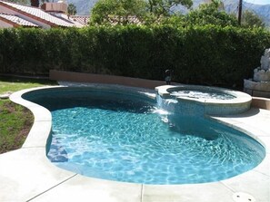 Piscina all'aperto, una piscina riscaldata