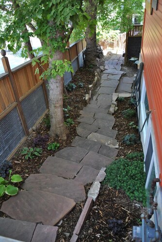 Mapleton Hill - Artists Colorful Apartment in Welcoming Home