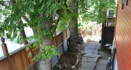 Mapleton Hill - Artists Colorful Apartment in Welcoming Home