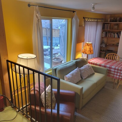 Mapleton Hill - Artists Colorful Apartment in Welcoming Home