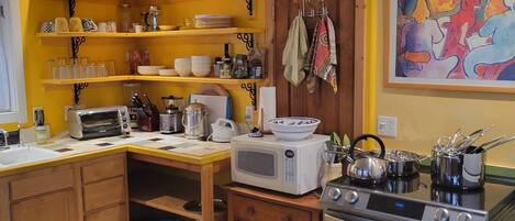 ثلاجة، ميكروويف، فرن، موقد طهي مسطح