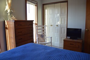 4 bedrooms, WiFi - Beach? We gotcha Beach-oceanside, only steps from uncrowded beautiful beach (Nags Head)