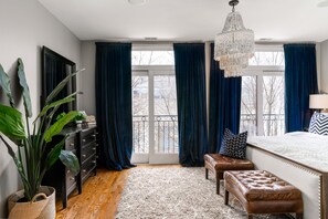 4 bedrooms, iron/ironing board, travel crib, free WiFi - Spacious 4-Level/4-Bedroom Townhouse in West Loop (Chicago)