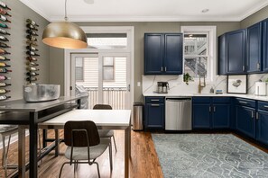 Fridge, microwave, oven, stovetop - Spacious 4-Level/4-Bedroom Townhouse in West Loop (Chicago)