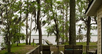 Kauniita auringonlaskuja, sypressipuita ja espanjalaista sammalta perääntyä
