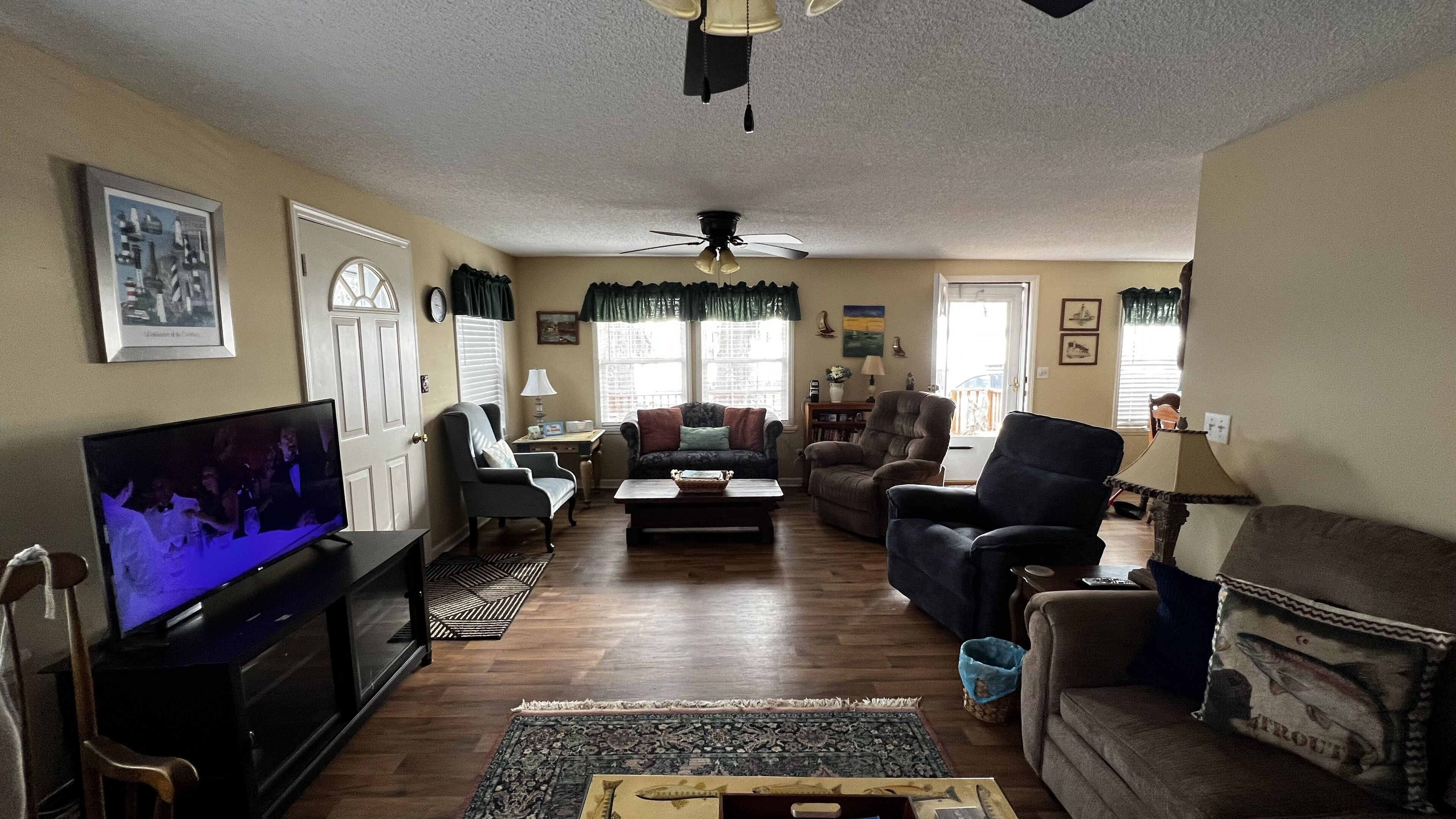 Smart-TV, peis, DVD-spiller og bøker