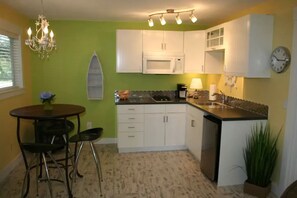 Refrigerador, microondas, parrilla de estufa y cafetera y tetera 