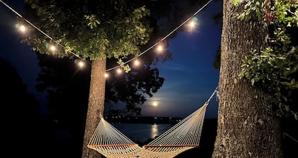 Puhdas, päivitetty 2 makuuhuoneen mökki w / upea Norfork järvinäköala ja seulotaan kuisti