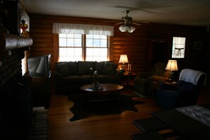 Smart TV, fireplace, DVD player, books - Beautiful Log Cabin with Private Dock and Boat Ramp (Leesville)